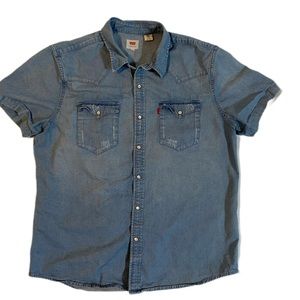 Levi's Short-Sleeve Classic 2 Pocket Standard Fit Washed Denim Shirt